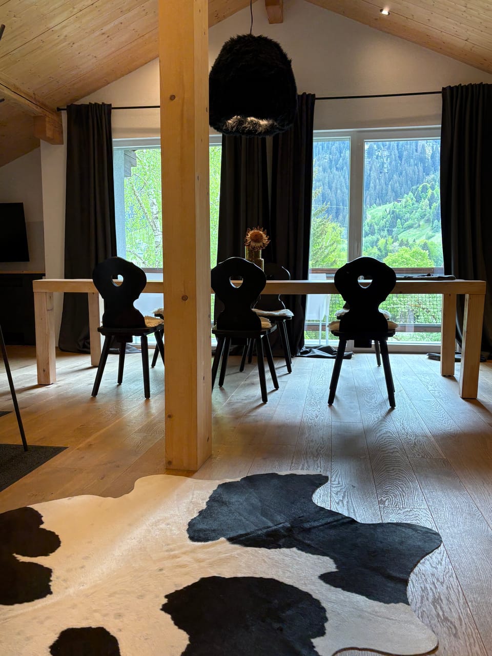 Large set dining table with lounge in MOChalet 10 at the MONTAFONLodge