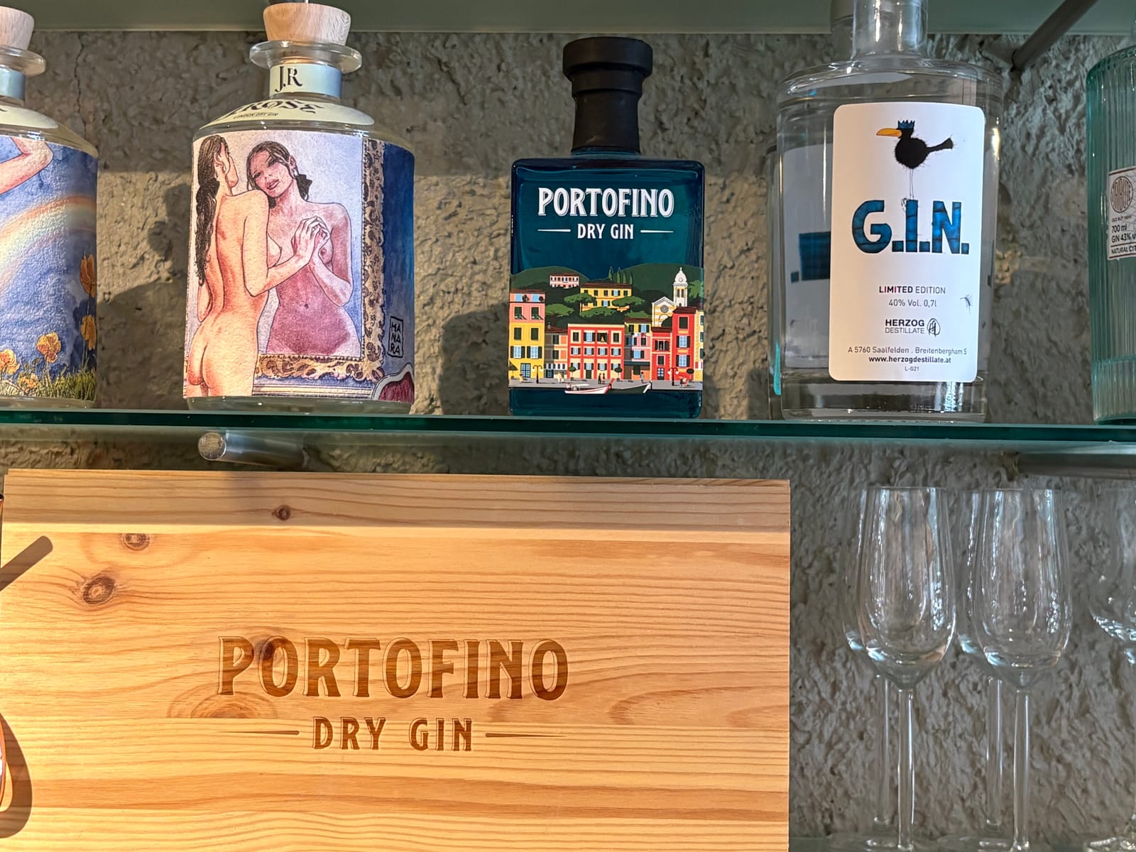 Portofino Dry Gin Flaschen und Gläser an der Bar – MONTAFONLodge