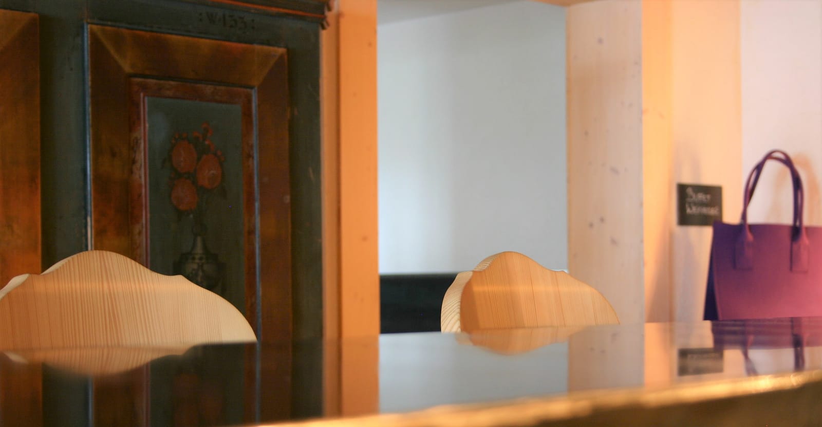 Bemalter Schrank und Stuhllehne mit Herz-Ausschnitt – MONTAFONLodge