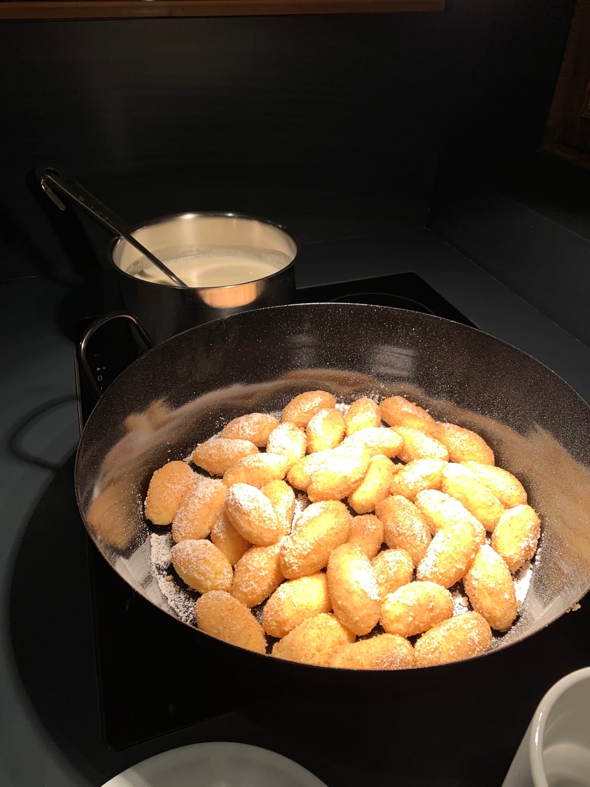 Flambieren in der Pfanne, Dessert-Zubereitung in der Küche – MONTAFONLodge