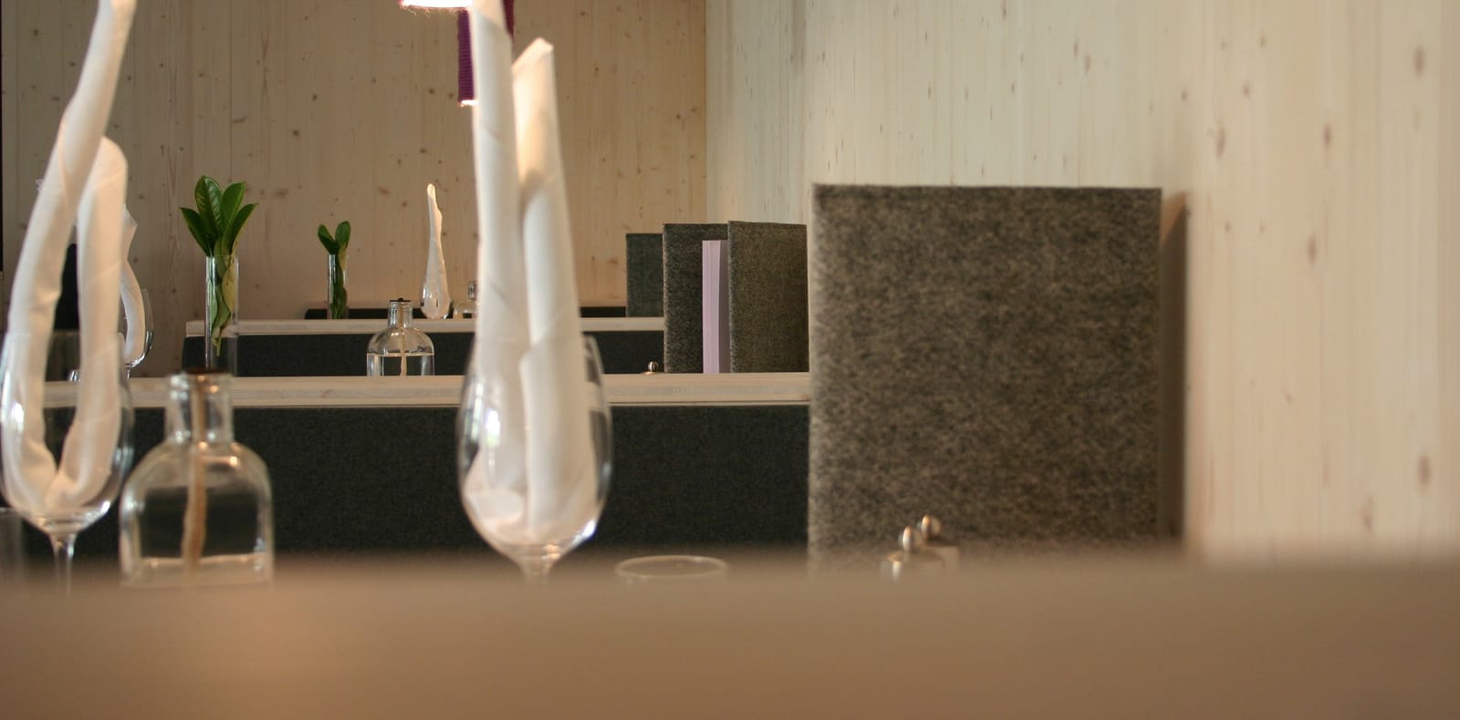 Eingedeckter Tisch mit Serviette und Vase, Detail – MONTAFONLodge