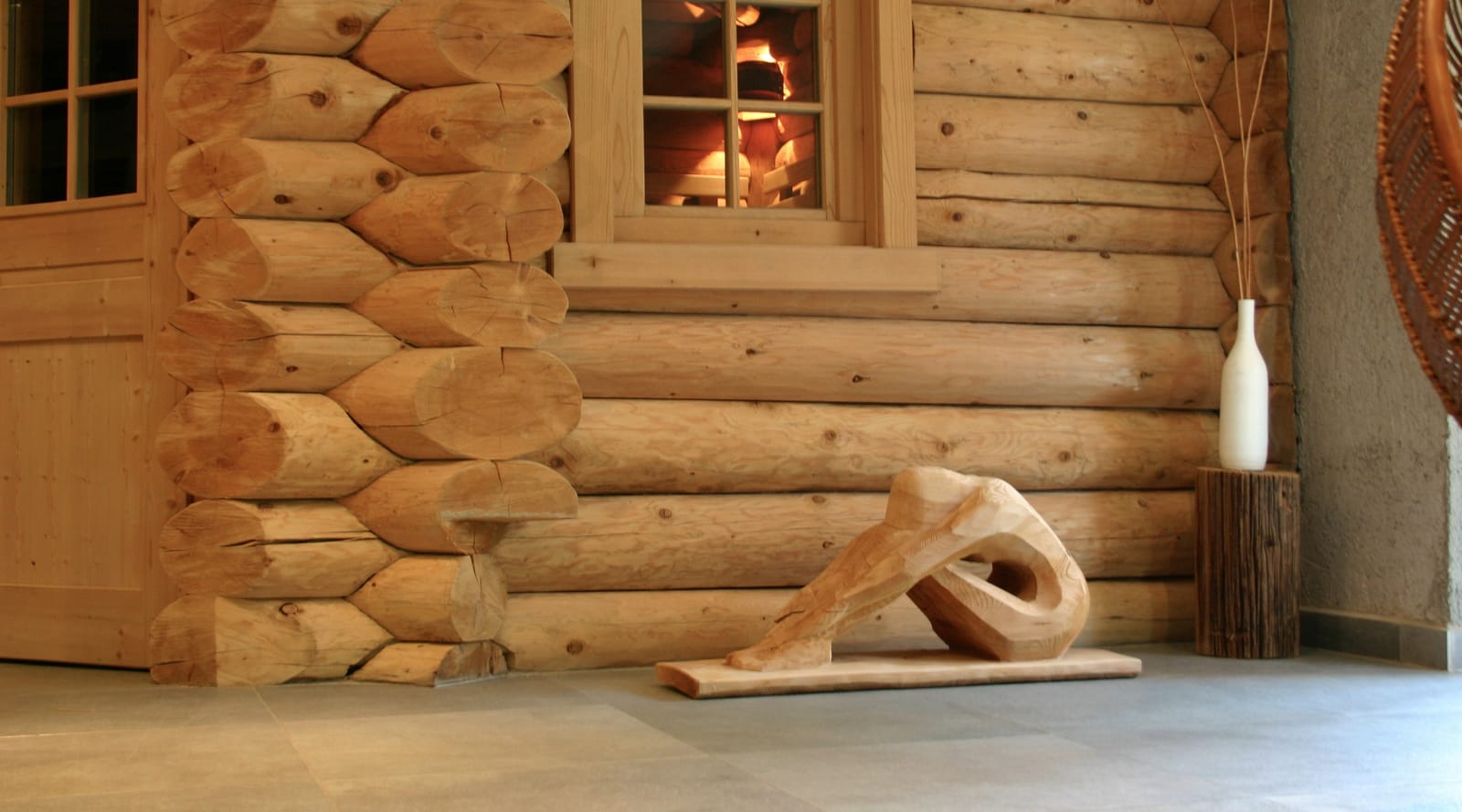 Blockhaus-Sauna mit Fenster und Holz-Deko – MONTAFONLodge