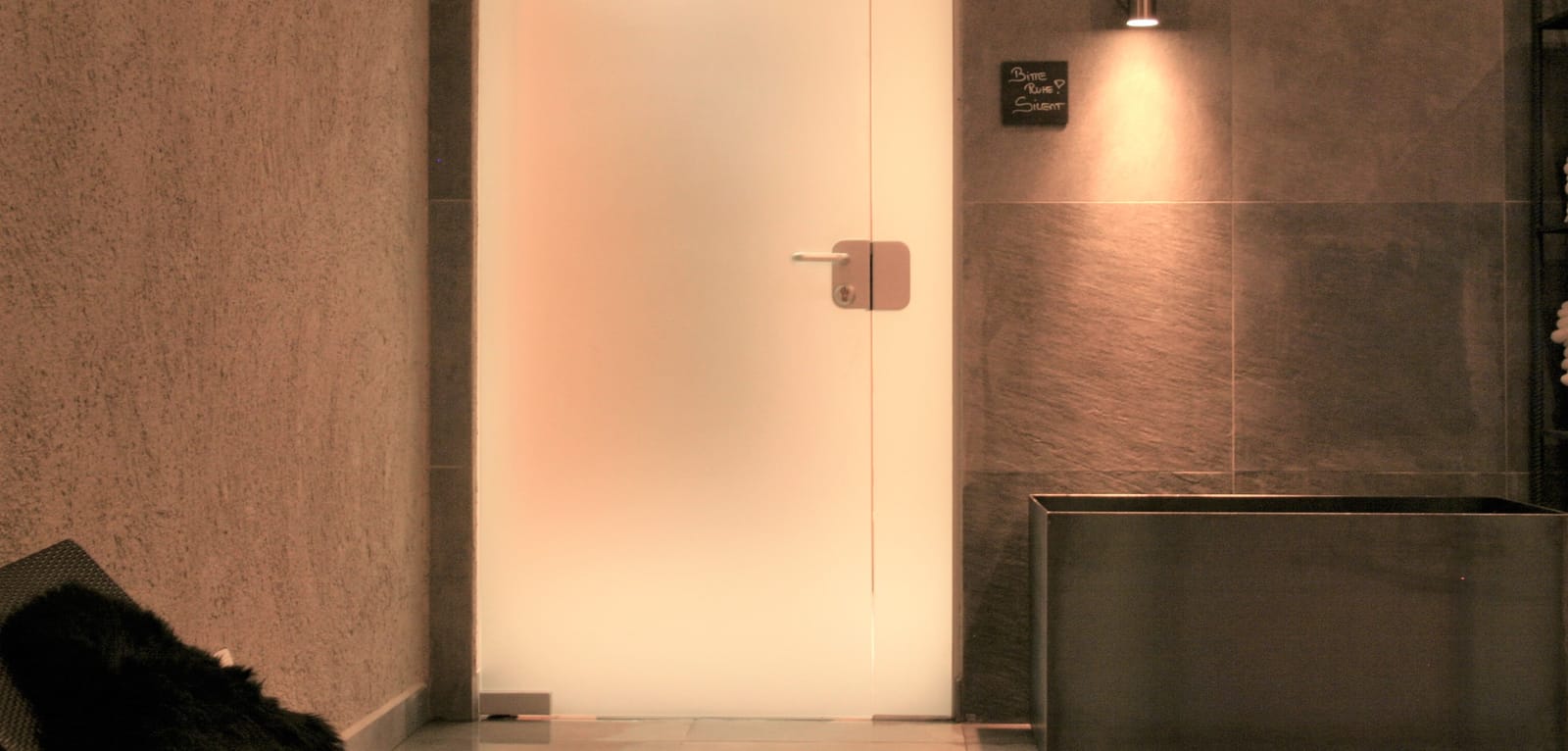 Heller Vorraum mit Tür im Spa – MONTAFONLodge