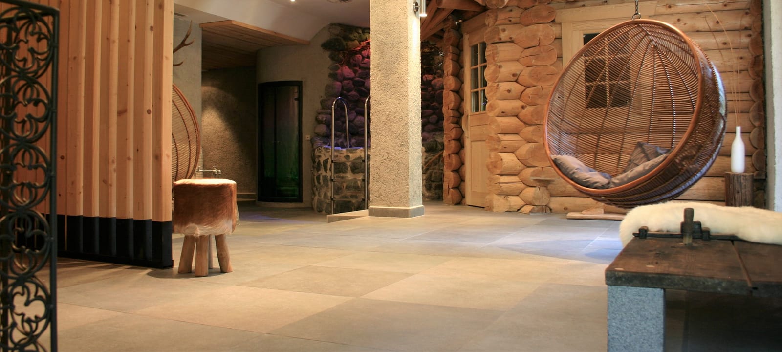 Spa-Gang mit Stein-Hocker und Steinwand – MONTAFONLodge