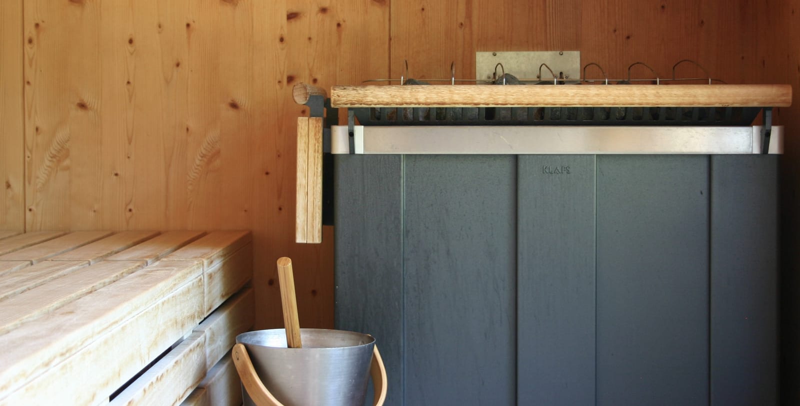 Sauna-Innenraum mit Kübel und Holzverkleidung – MONTAFONLodge