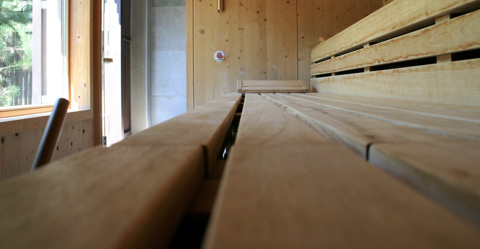 Sauna-Innenraum mit Holzbänken – MONTAFONLodge