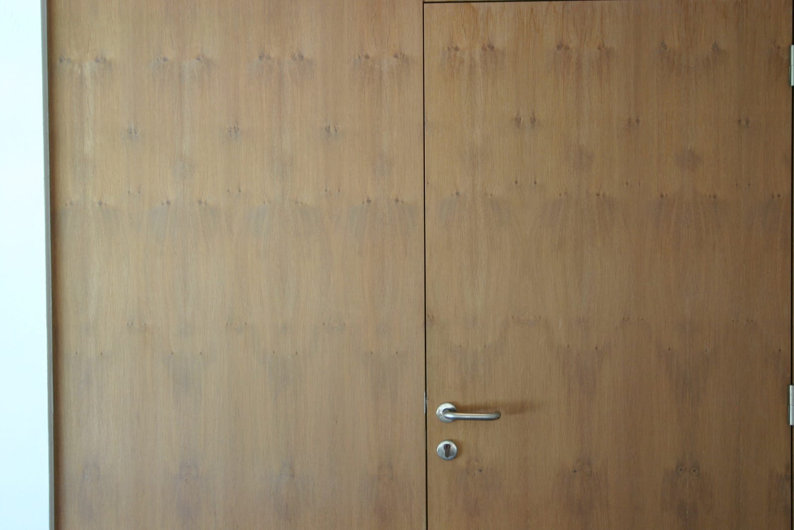 Holz-Wandverkleidung mit Türen, Detail – MONTAFONLodge