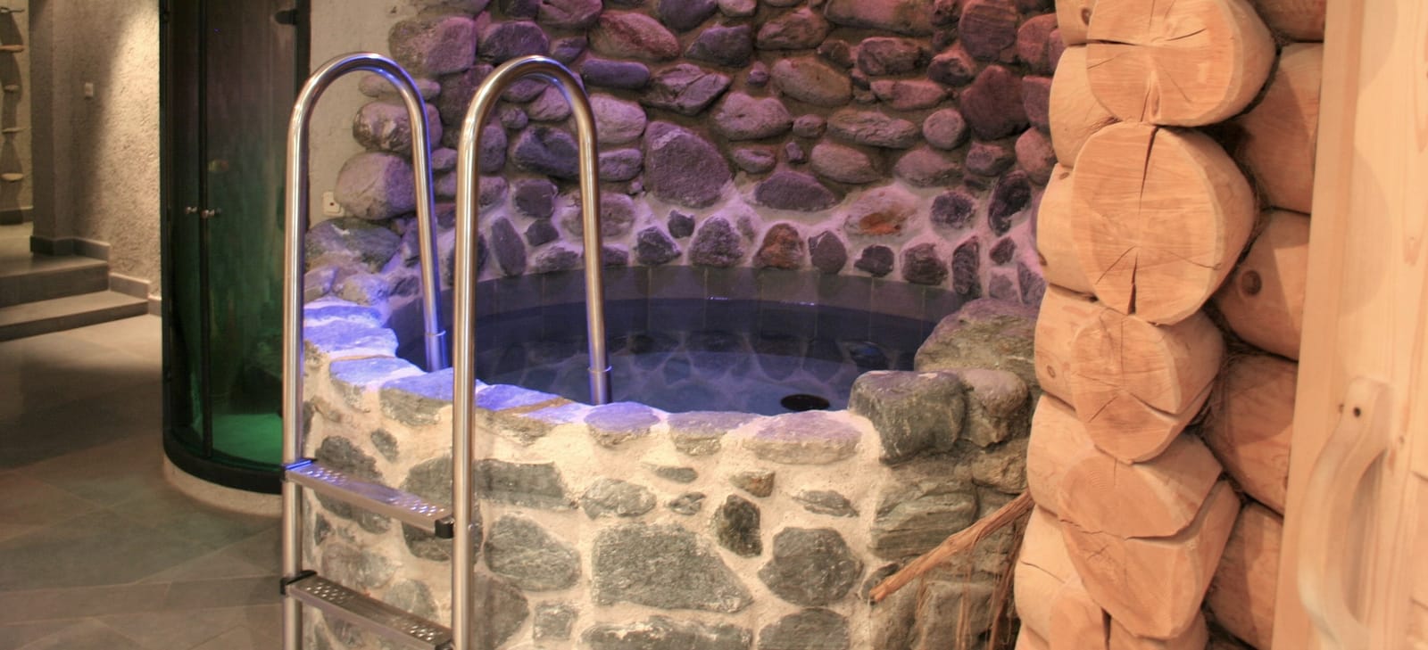 Beleuchteter Stein-Whirlpool mit Edelstahlleiter, Detail – MONTAFONLodge