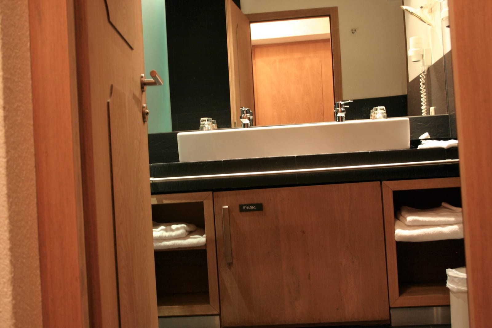 Badezimmer mit Aufsatz-Waschbecken, Spiegel und Holz-Unterschrank – MONTAFONLodge