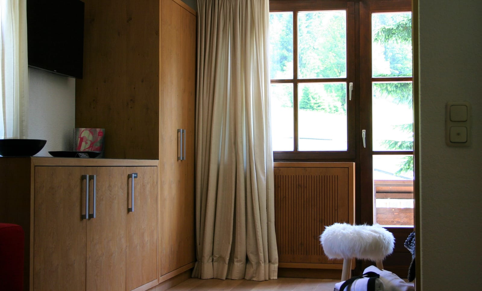 Schrankwand mit Balkontür und Vorhängen, Deko-Tasche – MONTAFONLodge