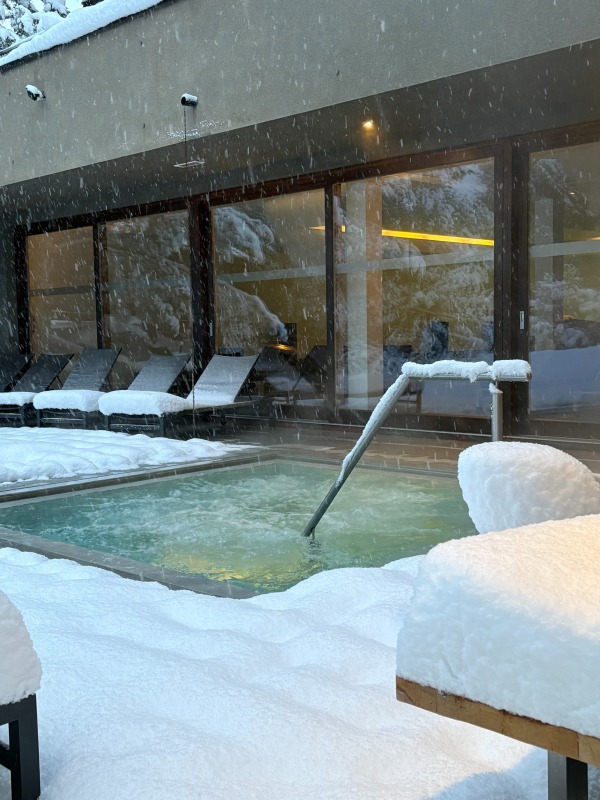 Outdoor whirlpool in the snow, MONTAFONLodge