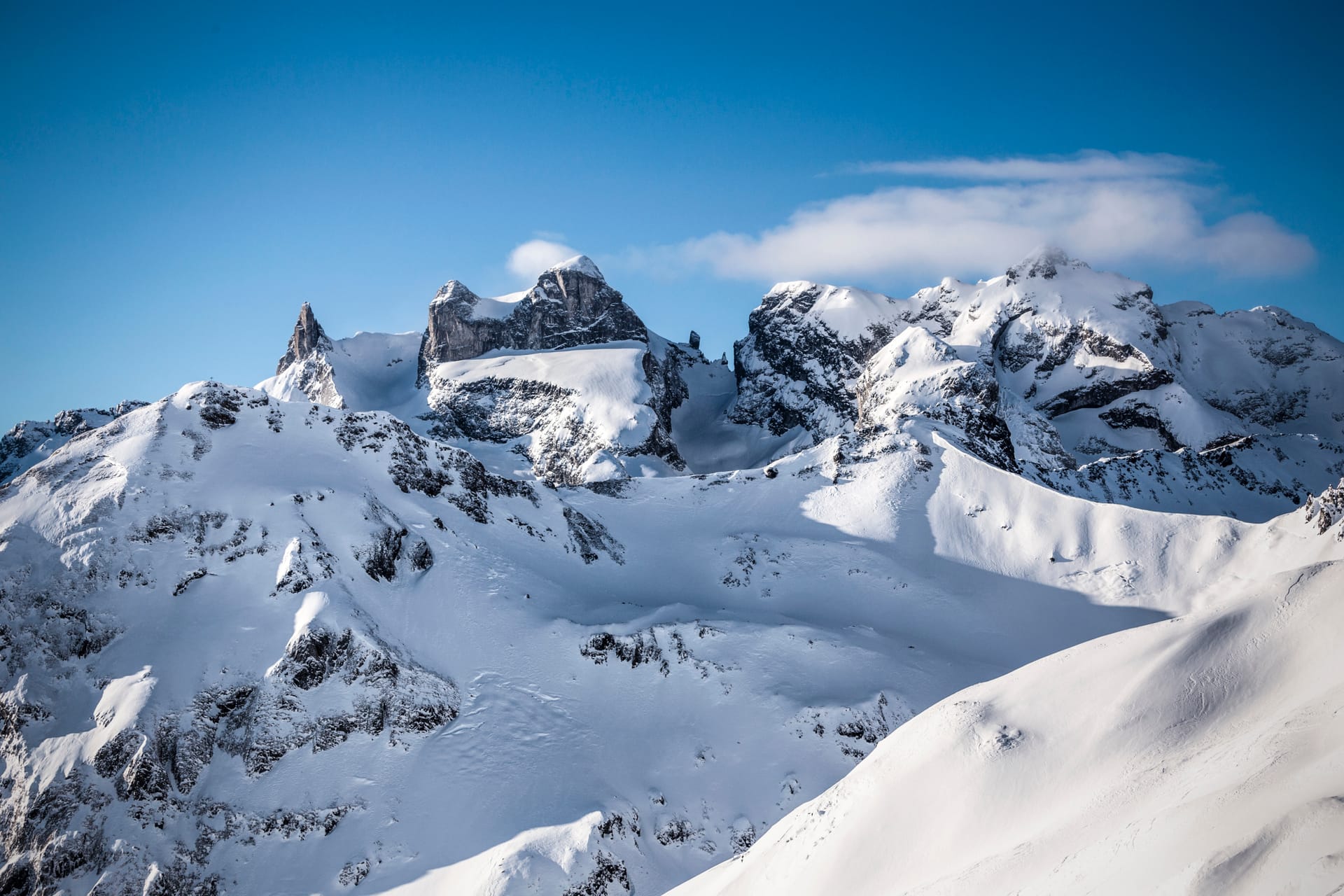 Verschneite Gipfel der Silvretta Montafon — Skigebiet über Gaschurn